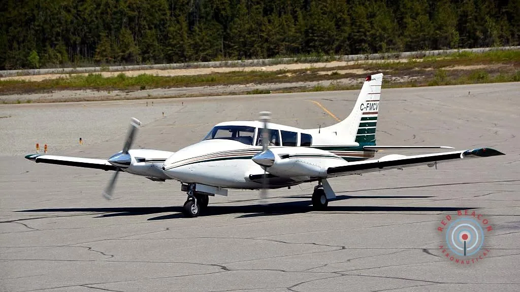 Piper PA-30 Twin Comanche C-FMCV, vue extérieure