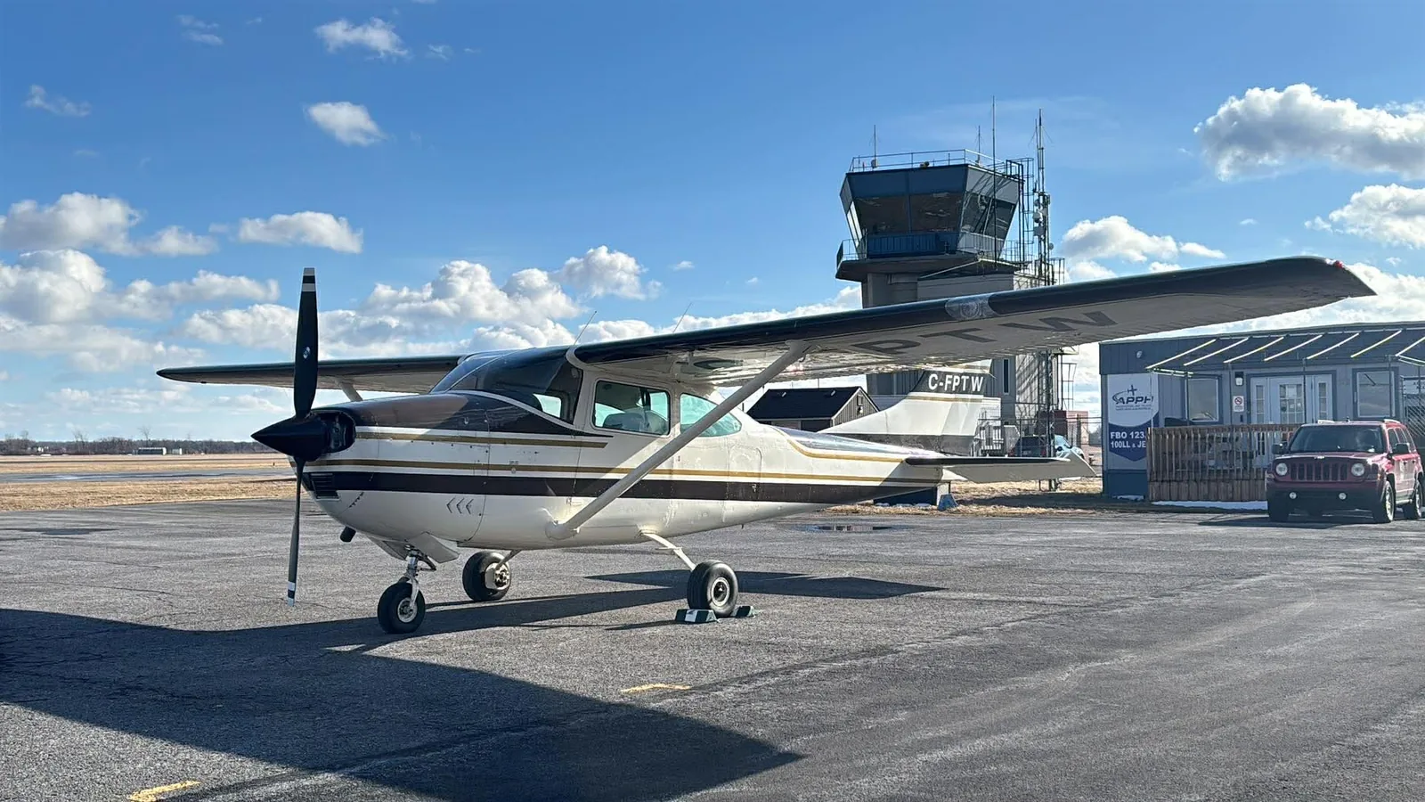 Cessna 182G C-FPTW, vue extérieure