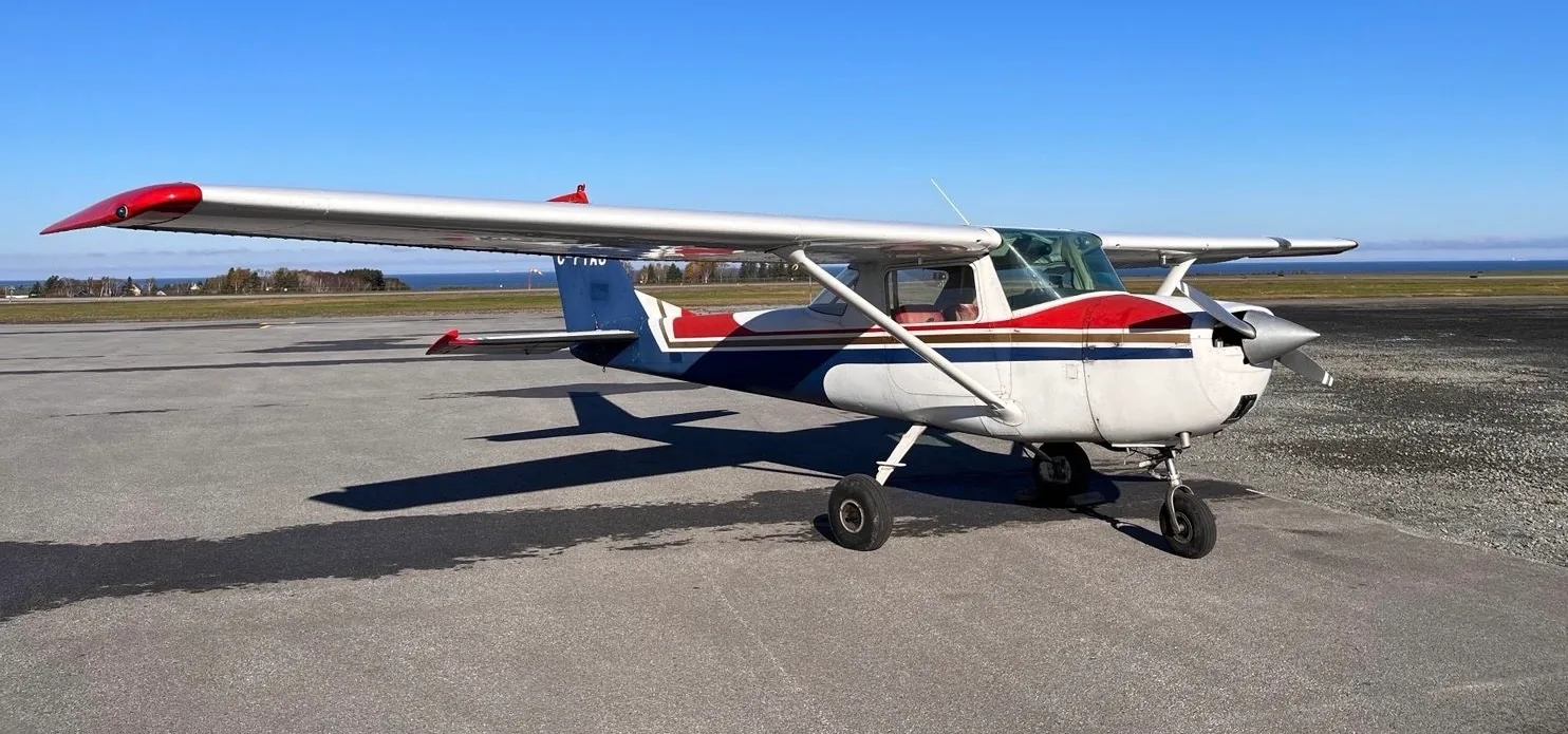 Cessna 150J C-FYAJ, vue extérieure