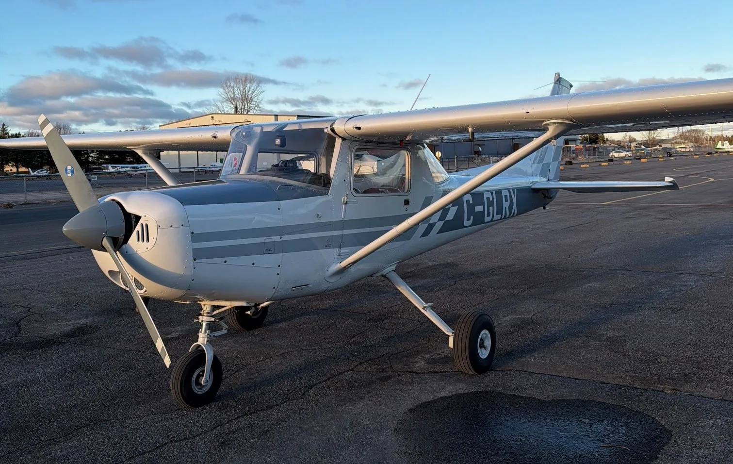 Cessna 152 Aerobat C-GLRX, vue extérieure